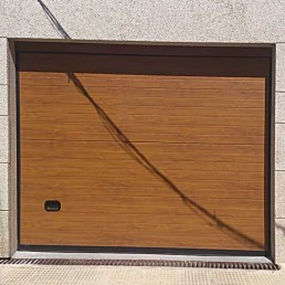 Puerta seccional con panel acanalado imitación a madera de Roble