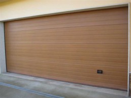 Puerta seccional acanalada