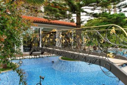 Puente con barandilla de hierro forjado